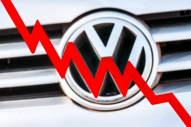 VW in der Krise, Symbolfoto VW-Logo mit fallendem Aktienkurs, März 2025 Deutschland, März 2025, Symbolfoto VW in der Krise, der Aktienkurs ist zuletzt gefallen, der Autokonzern verzeichnet 2024 einen Gewinneinbruch von 30 Prozent gegenüber 2023, muss Milliarden sparen, Mitarbeiter entlassen, will mehrere Werke in Deutschland schließen, Volkswagen will mindestens drei von zehn deutschen VW-Werken schließen, zehntausende Arbeitsplätze sind in Gefahr, mehrere Standorte sollen wegfallen, um massiv Kosten zu sparen, VW-Logo mit fallendem Aktienkurs, Wirtschaft, Industrie, Industriestandort, Krise, Konjunktur, Autohersteller, *** VW in crisis, symbol photo VW logo with falling share price, March 2025 Germany, March 2025, symbol photo VW in