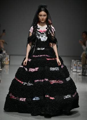 (250323) -- BEIJING, March 23, 2025 -- A model presents a creation of Bronze Lucia during the 2025 China Fashion Week (Spring) in Beijing, capital of China, March 23, 2025. ) CHINA-BEIJING-FASHION WEEK-BRONZE LUCIA (CN) CaixYang 
