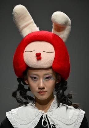 (250323) -- BEIJING, March 23, 2025 -- A model presents a creation of Bronze Lucia during the 2025 China Fashion Week (Spring) in Beijing, capital of China, March 23, 2025. ) CHINA-BEIJING-FASHION WEEK-BRONZE LUCIA (CN) CaixYang 
