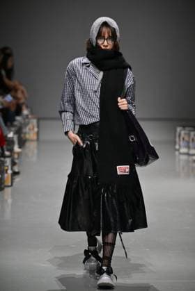 (250323) -- BEIJING, March 23, 2025 -- A model presents a creation of Bronze Lucia during the 2025 China Fashion Week (Spring) in Beijing, capital of China, March 23, 2025. ) CHINA-BEIJING-FASHION WEEK-BRONZE LUCIA (CN) CaixYang 