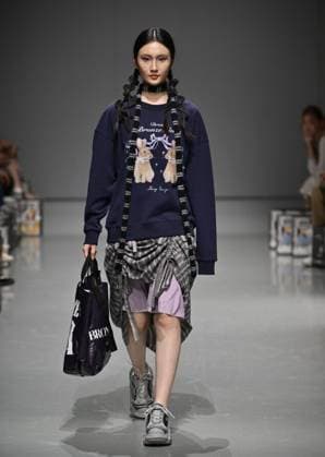 (250323) -- BEIJING, March 23, 2025 -- A model presents a creation of Bronze Lucia during the 2025 China Fashion Week (Spring) in Beijing, capital of China, March 23, 2025. ) CHINA-BEIJING-FASHION WEEK-BRONZE LUCIA (CN) CaixYang 