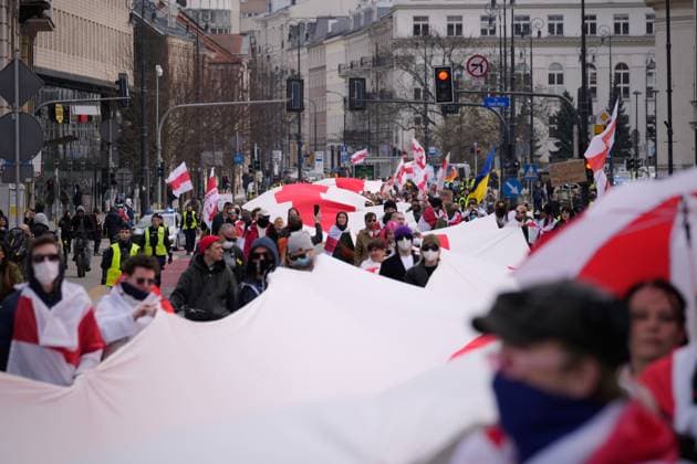 News Themen der Woche KW12 News Bilder des Tages Belarus Opposition Rally People take part in an opposition rally in Warsaw, Poland on 23 March, 2025. Hundreds of Belarusian nationals celebrated the founding of the 1918 Belarusian Democratic Republic, declared on March 25th of that year. Recently the Belarusian regime has started enacting penalties on dissidents who protest abroad by seizing properties and apprehending or intimidating family members. Warsaw Poland  Copyright: xJaapxArriensx originalFilename: arriens-belarusi250323_np4B7.jpg