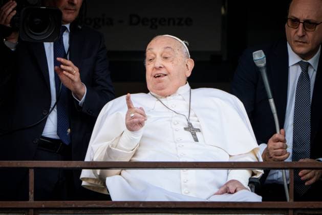 News Themen der Woche KW12 News Bilder des Tages March 23, 2025, Rome, Italy: Pope Francis appears at the Agostino Gemelli Polyclinic window in Rome where he was hospitalized since February 14. Rome Italy - ZUMAs197 20250323_aab_s197_049 Copyright: xStefanoxCostantinox