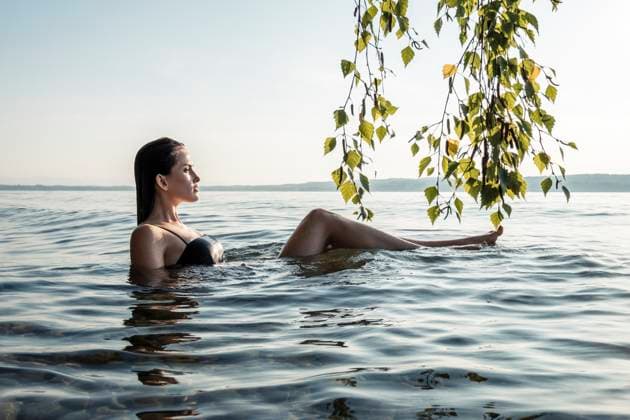 Creative Highlights Symbolfotos Young woman bathing in Lake Starnberg, Germany model released, Symbolfoto, WFF00157