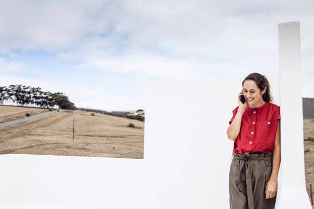 Creative Highlights Symbolfotos Businesswoman talking on the phone, standing by white wall model released, Symbolfoto property released, MCF00458