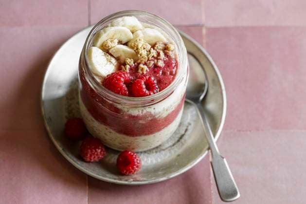IMAGO Creative, Food, High Protein Frühstück Vegan raspberry-banana overnight oats in a glass jar with granola, EVGF04486