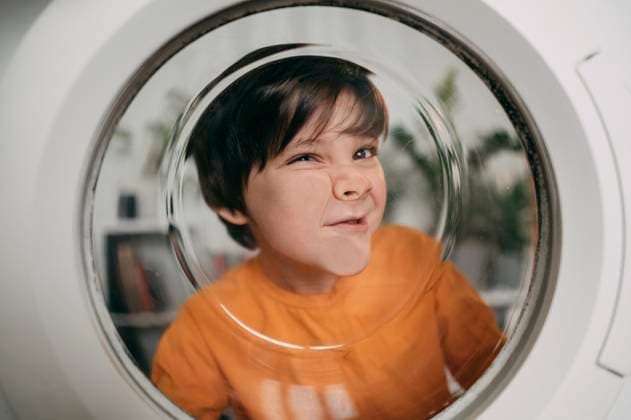 Creative Highlights Symbolfotos Child fooling around in front of a washing machine at home model released, Symbolfoto property released, ANAF04491