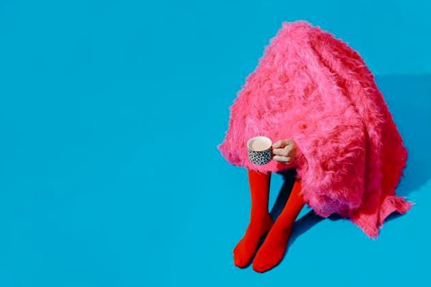 Creative Highlights Symbolfotos Man covered with pink blanket holding coffee cup in the morning model released, Symbolfoto, JMYF00019