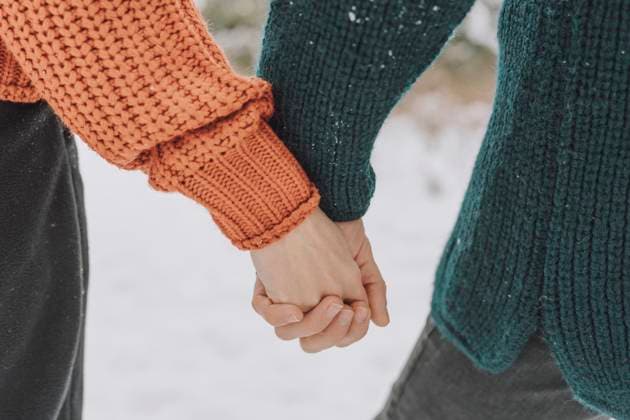 IMAGO Creative, Diversity, Teenager: LGBTQIA+ Couple holding hands in a snowy winter forest model released, Symbolfoto, VBUF00652