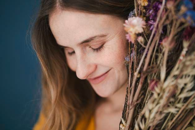 Creative Highlights Symbolfotos Portrait of a self-confident woman with dried flowers, smiling and looking down model released, Symbolfoto property released, KNSF11097