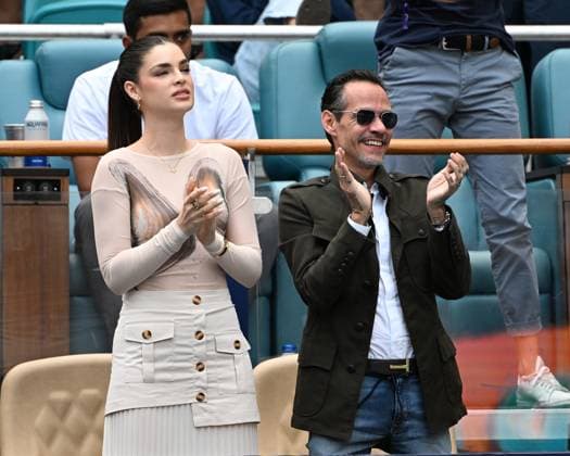 Entertainment Bilder des Tages MIAMI GARDENS FL - MARCH 23: Marc Anthony and his wife Nadia Ferreira are seen watching Novak Djokovic Vs Camilo Ugo Carabelli during The Miami Open at Hard Rock Stadium on March 23, 2025 in Miami Gardens, Florida. Copyright: xmpi04x