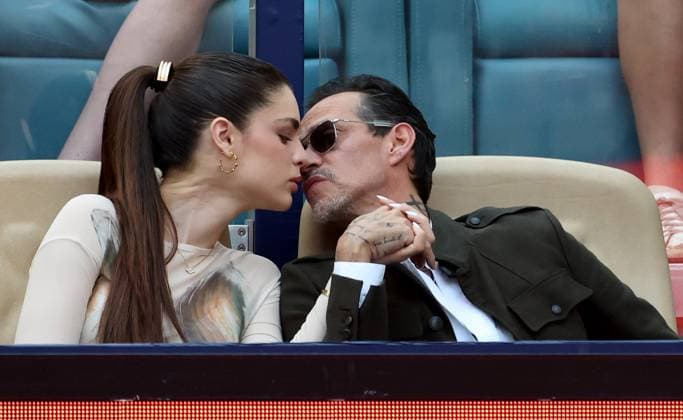 MIAMI GARDENS, FLORIDA - MARCH 23: Marc Anthony and his wife Nadia Ferreira attend the match where Novak Djokovic of Serbia defeats Camilo Ugo Carabelli of Argentina during Day 6 of the Miami Open at Hard Rock Stadium on March 23, 2025 in Miami Gardens, Florida...People: Marc Anthony, Nadia Ferreira Miami Gardens United States Of America  - ZUMAs214 20250323_aba_s214_012 Copyright: xSMGx