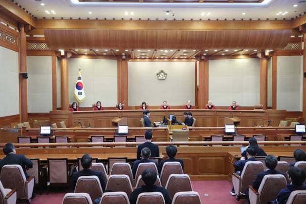 News Themen der Woche KW13 News Bilder des Tages (250324) -- SEOUL, March 24, 2025 -- Photo taken on March 24, 2025 shows a courtroom scene on the impeachment motion against South Korean Prime Minister Han Duck-soo at the constitutional court in Seoul, South Korea. South Korean Prime Minister Han Duck-soo was reinstated in his position on Monday as the constitutional court rejected a motion by the parliament to impeach him. With the rejection, Han was immediately reinstated as prime minister and acting president as the ruling took effect right after delivering the decision. ) (SpotNews)SOUTH KOREA-SEOUL-PM-ACTING PRESIDENT-REINSTATEMENT YaoxQilin 