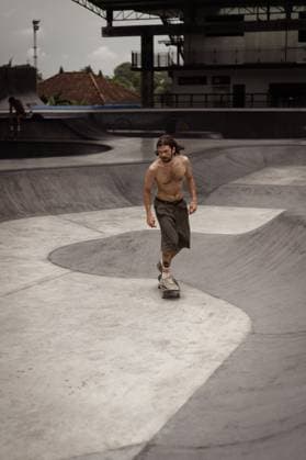 Creative Highlights Symbolfotos Young men skateboarding in skate park, Canggu, Bali, Indonesia Kuta, Bali, Indonesia CR_YUKI25032151-1674363-01 ,model released, Symbolfoto