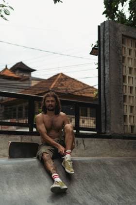 Creative Highlights Symbolfotos Young men skateboarding in skate park, Canggu, Bali, Indonesia Kuta, Bali, Indonesia CR_YUKI25032151-1674404-01 ,model released, Symbolfoto
