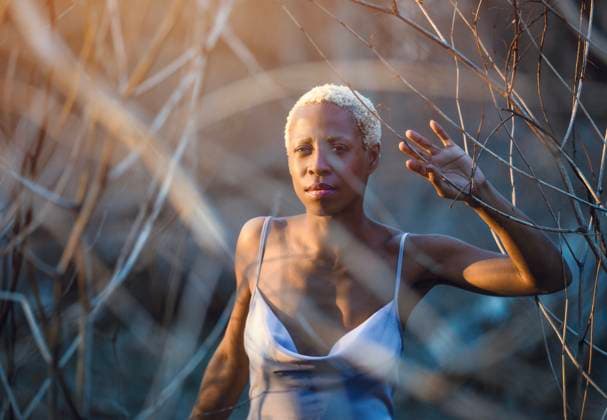 Creative Highlights Symbolfotos Portrait of a woman in a purple dress at sunset in the woods Philadelphia, Pennsylvania, United States CR_VDXM25032245-1690275-01 ,model released, Symbolfoto