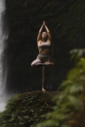 Creative Highlights Symbolfotos Woman practising yoga in front of waterfall on the island of Bali Ubud, Bali, Indonesia CR_YUKI250323B-1689788-01 ,model released, Symbolfoto