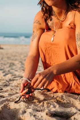 Creative Highlights Symbolfotos A young woman collects plastic waste during a beach cleanup in B Portugal, Leiria District, Peniche R_MGUJ250321-1687844-01 ,model released, Symbolfoto