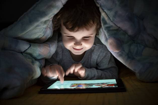 Creative Highlights Symbolfotos Kleines Mädchen beobachtet ihr Tablet im Bett. Beleuchtete lächelnde Kind Gesicht von Gerät Bildschirm. Kind gekleidet mit Pyjamas unter der Decke halten ein Tablet. Nachtzeit Little girl watching her tablet in the bed. Illuminated smiling child face from device screen. Child dressed with pajamas under the covers hold a tablet. Night time Copyright: imageBROKER DeyanxGeorgiev ibxiqx12788566.jpg ,model released, Symbolfoto ,property released