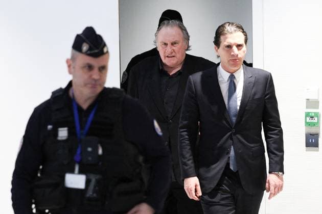 Bilder des Jahres 2025, Entertainment 03 März Entertainment Themen der Woche KW13 RECORD DATE NOT STATED Gerard Depardieu Trial For Sexual Assault - Paris French actor Gerard Depardieu flanked by his lawyer Jeremie Assous attend the opening of the trial of French actor Gerard Depardieu, in which he is accused of sexually abusing two women during a film shoot in 2021, at the Paris criminal court in the Tribunal de Paris courthouse, on March 24, 2025. Gerard Depardieu, 76, who has made more than 200 films and television series, has been accused of improper behaviour by around 20 women but this is the first case to come to trial. The two plaintiffs -- Amelie, 54, a set dresser, and Sarah (name changed), 34, an assistant director -- allege sexual assault during the filming in 2021 of Les Volets Verts ( The Green Shutters ) by director Jean Becke  Copyright: xLafarguexRaphael ABACAx