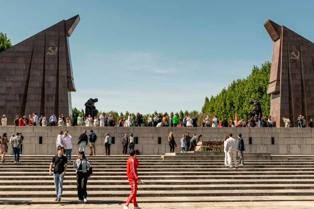 8. Mai - Tag der Befreiung - Berlin 2024 Tausende von Menschen besuchen am 8. Mai 2024 die sowjetische Gedenkstätte im Treptower Park, um dem Ende des Zweiten Weltkriegs zu gedenken. *** 8 May Liberation Day Berlin 2024 Thousands of people visit the Soviet memorial in Treptower Park on 8 May 2024 to commemorate the end of the Second World War Copyright: xEVENTPRESSxJeremyxKnowlesx