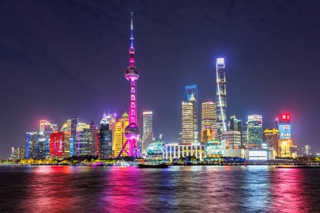 Shanghai Skyline am Bund mit Oriental Pearl Tower Innenstadt Downtown Pudong bei Nacht in Schanghai, China Shanghai Skyline am Bund mit Oriental Pearl Tower Innenstadt Downtown Pudong bei Nacht in Schanghai, China Copyright: xZoonar.com MarkusxMainkax 23033892