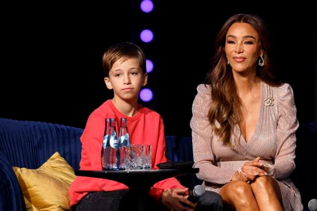 Moderatorin Verona Pooth mit ihrem jüngeren Sohn Rocco Pooth (l) als Musical-Botschafter bei dem Pressetermin zur Vorstellung des Musical-Hits Mrs. Doubtfire im Capitol Theater in Düsseldorf. Das gefeierte Stück wird am 06. November in Düsseldorf exklusive Deutschlandpremiere feiern. Düsseldorf, 24.03.2025 NRW Deutschland *** Presenter Verona Pooth with her younger son Rocco Pooth l as musical ambassador at the press event for the performance of the musical hit Mrs Doubtfire at the Capitol Theater in Düsseldorf The celebrated play will celebrate its exclusive German premiere in Düsseldorf on 06 November Düsseldorf, 24 03 2025 NRW Germany Copyright: xChristophxHardtx