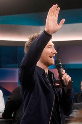 Louis Klamroth in der ARD-Talkshow hart aber fair im Studio Adlershof. Berlin, 24.03.2025