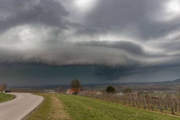 News Bilder des Tages Regenzelle in Mainhardt, Eine Superzelle baut sich am Abend über Mainhardt auf. Wie der DWD mitteilt, könne es vor allem in der Südosthälfte einzelne Gewitter mit Windböen bis 60 km h geben. Mainhardt Baden-Württemberg Deutschland Mainhardt *** Rain cell in Mainhardt, A supercell is building up over Mainhardt in the evening According to the DWD, there could be individual thunderstorms with wind gusts of up to 60 km h, especially in the southeast Mainhardt Baden Württemberg Germany Mainhardt Copyright: x xonw-imagesx xAlexanderxWolfx