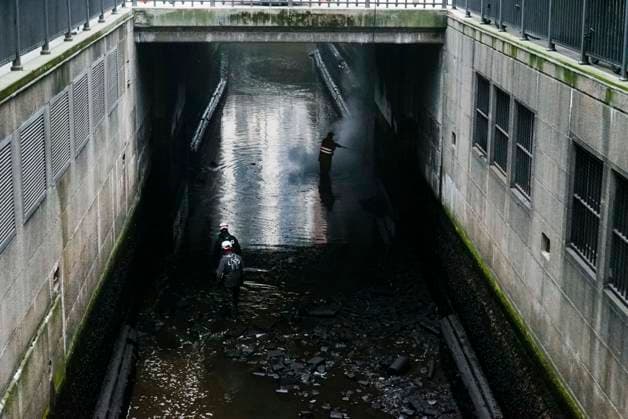 News Themen der Woche KW13 News Bilder des Tages Mitarbeiter der Stadt Hamburg haben heute als Fleetenkieker gearbeitet. in der Rathausschleuse und den Alster Fleeten in der Innenstadt, dafuer wurde extra das Wasser abgelassen und leerlaufen lassen. Gleichzeitig wurden mit Hochdruckreinigern die Wände der naheliegen Gebaeude und auch die Tore der Rathausschleuse gereinigt. Nach der Aktion wurden die Fleete wieder geflutet, Hamburg Deutschland *** Employees of the city of Hamburg worked today as Fleetenkieker in the Rathausschleuse and the Alster Fleet in the city center, for this purpose the water was drained and let run empty At the same time, the walls of the nearby buildings and the gates of the Rathausschleuse were cleaned with high-pressure cleaners After the action, the canals we