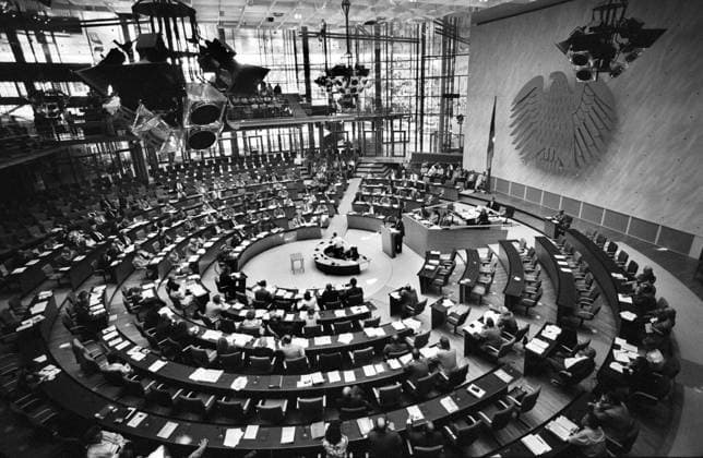 Archivbilder der Woche KW13 Deutschland, Bonn, 03.06.1995 Archiv.: 53-15-07 Bundestagssitzung zum Bosnieneinsatz Foto: Innenansicht Deutscher Bundestag Bundestagssitzung *** Germany, Bonn, 03 06 1995 Archive 53 15 07 Bundestag session on the Bosnia mission Photo interior view German Bundestag Bundestag session