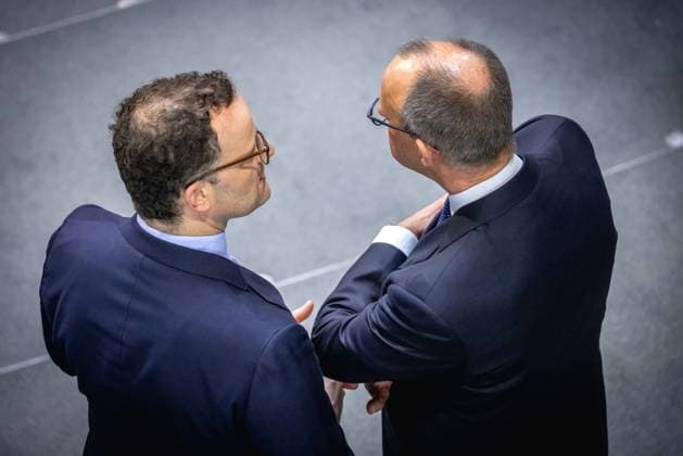 (R-L) Friedrich Merz, Parteivorsitzender der CDU, und Jens Spahn, Abgeordneter CDU CSU-Fraktion, unterhalten sich waehrend einer Sitzungsunterbrechung im Bundestag in Berlin, 25.03.2025. Berlin Deutschland *** R L Friedrich Merz, CDU party leader, and Jens Spahn, member of parliament CDU CSU parliamentary group, talk during a break in the session in the Bundestag in Berlin, 25 03 2025 Berlin Germany Copyright: xJulianexSonntagx