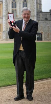Bilder des Jahres 2025, Entertainment 03 März Entertainment Themen der Woche KW13 . 25 03 2025. Windsor, United Kingdom. Sir Stephen Fry with his Knighthood after an Investiture at Windsor Castle, United Kingdom.  xPoolx xi-Imagesx IIM-25828-0003