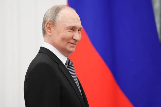 News Bilder des Tages RUSSIA, MOSCOW - MARCH 25, 2025: Russia s President Vladimir Putin is seen during a ceremony in the Kremlin to present Russian Presidential Prizes in Culture, Literature and Art for Year 2024 to young professionals for their works aimed at children and youth. Sergei Savostyanov TASS  79356647
