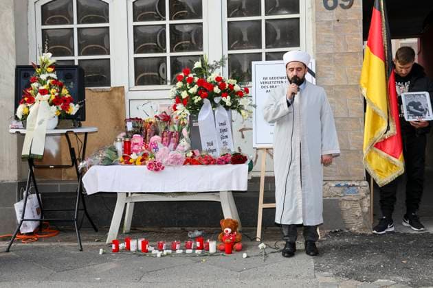 Bilder des Jahres 2025, News 03 März News Themen der Woche KW13 News Bilder des Tages Gedenkfeier 1 Jahr nach dem Brandanschlag auf das Mietshaus, wo die junge tuerkische Familie Zhilova ums Leben kam 25.03.2025, Solingen, Gruenewalder Strasse, Gedenkfeier 1 Jahr nach dem Brandanschlag wo eine 4 Koepfige Familie Zhilova ums leben kam im Bild: Gedenkstunde, ein Jahr nach dem Brandanschlag auf der Gruenewalder Strasse mit der türkischen-islamischen Gemeinde Ditib vor dem Haus stehen Mahnwachen mit den Namen und Bildern der ums Leben gekommenen Familie Zhilova und ein Tisch mit Blumen, Grablampen und Stofftieren, der Imam der türkisch islamischen Gemeinde Ditib betet Der Einzeltaeter wurde schnell gefasst, die Gerichtsverhandlungen laufen, es deutet alles auf Akt der Fremdenfeindlichkeit Fremdenhass hin. *** Memor nordphoto GmBHxMeuter nph00351