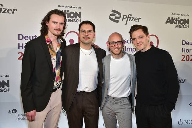 3. Deutschen Hörfilmpreis 2025. Jonea Nay mit seiner Band Pudeldame mit Nico Bauckholt, David Grabowski, Moritz Hamm Ankunft zum c in Berlin, am 25.03.2025
