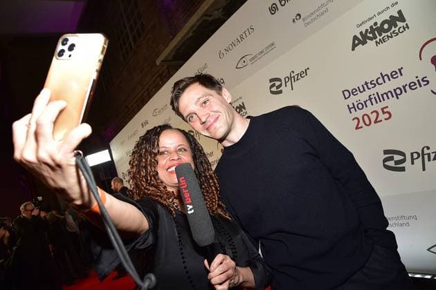 3. Deutschen Hörfilmpreis 2025. Jonas Nay der Band Pudeldame beim Interview-Selfi Ankunft zum c in Berlin, am 25.03.2025