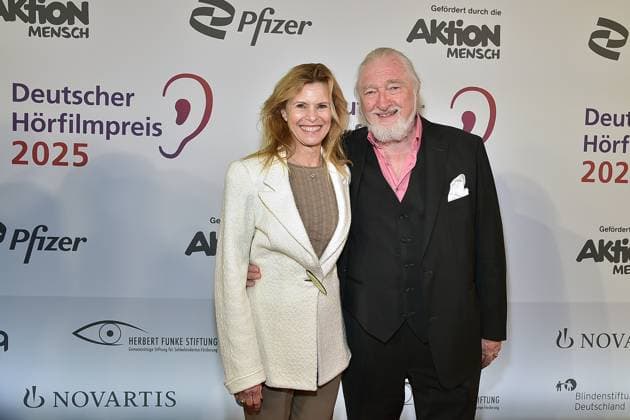 3. Deutschen Hörfilmpreis 2025. Leslie Malton mit Ehemann Felix von Manteuffel Ankunft zum c in Berlin, am 25.03.2025