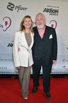 3. Deutschen Hörfilmpreis 2025. Leslie Malton mit Ehemann Felix von Manteuffel Ankunft zum c in Berlin, am 25.03.2025