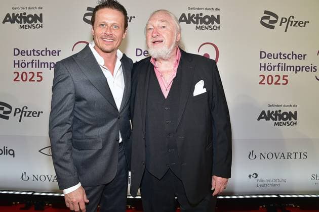 3. Deutschen Hörfilmpreis 2025. Roman Knitzka mit Felix von Manteuffel Ankunft zum c in Berlin, am 25.03.2025