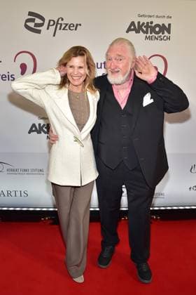 3. Deutschen Hörfilmpreis 2025. Leslie Malton mit Ehemann Felix von Manteuffel Ankunft zum c in Berlin, am 25.03.2025
