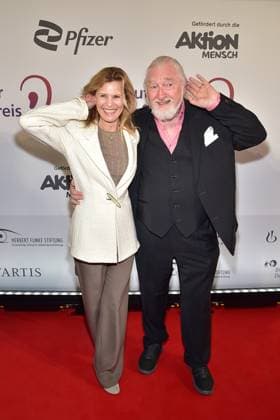 3. Deutschen Hörfilmpreis 2025. Leslie Malton mit Ehemann Felix von Manteuffel Ankunft zum c in Berlin, am 25.03.2025