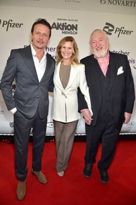3. Deutschen Hörfilmpreis 2025. Roman Knizka, Leslie Malton mit Ehemann Felix von Manteuffel Ankunft zum c in Berlin, am 25.03.2025