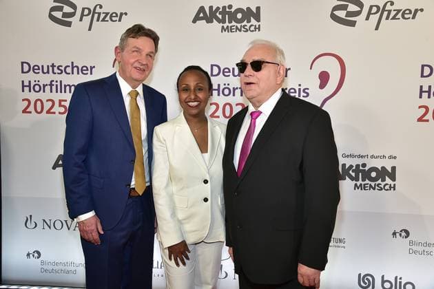 3. Deutschen Hörfilmpreis 2025. Andreas Bethke, GF des DBSV, Awet Tesfasiesus, MdB, BÜNDNIS90 DIE GRÜNEN, Hans-Werner Lange, Präsident des DBSV Ankunft zum c in Berlin, am 25.03.2025