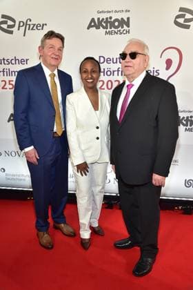 3. Deutschen Hörfilmpreis 2025. Andreas Bethke, GF des DBSV, Awet Tesfasiesus, MdB, BÜNDNIS90 DIE GRÜNEN, Hans-Werner Lange, Präsident des DBSV Ankunft zum c in Berlin, am 25.03.2025