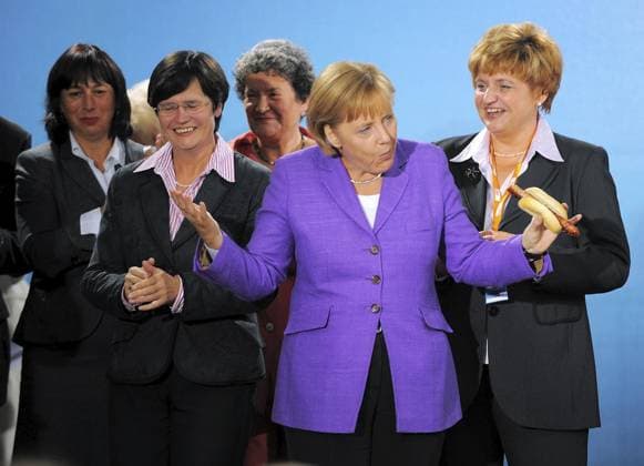 Archivbilder der Woche KW13 RECORD DATE NOT STATED WAHLKAMPF CDU MERKEL RHEINGOLD-EXPRESS ** NUR FÜR REDAKTIONELLE ZWECKE ** EDITORIAL USE ONLY **<p>15 09 2009-Erfurt: Bundeskanzlerin Angela Merkel geniesst eine Thueringer Bratwurst bei ihrem Zwischenstopp waehrend ihrer Wahlkampftour mit dem Rheingold-Express . Rechts im Foto Christine Lieberknecht, links Birgit Diezel ( Deutschland Thueringen Erfurt Copyright: SaschaxFromm *** ELECTION CAMPAIGN CDU MERKEL RHEINGOLD EXPRESS FOR EDITORIAL PURPOSES ONLY EDITORIAL USE ONLY p 15 09 2009 Erfurt Chancellor Angela Merkel enjoys a Thuringian bratwurst at her stopover during her election campaign tour with the Rheingold Express Right in photo Christine Lieberknecht, left Birgit Diezel Germany Thuringia Erfurt Copyright SaschaxFromm Copyright: SaschaxFromm doc7zx9bab7xubqd7m4gey ,EDITORIAL USE ONLY