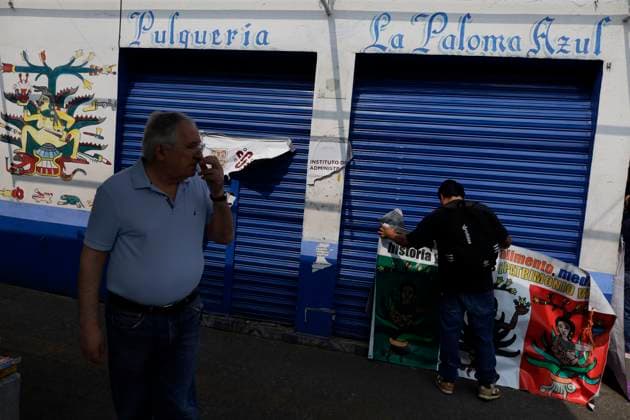Pulquerias Protest Closure Of Pulquerias In Mexico City Pulqueras and pulqueros protest outside the La Paloma Azul pulqueria in Mexico City, Mexico, on March 25, 2025, after authorities order the closure of the establishment, in addition to the closure of other pulquerias in the capital. Those affected claim that the measure is applied indiscriminately, affecting businesses that, in many cases, operate legally and have years of tradition in the city. Mexico City Mexico City Mexico  Copyright: xGerardoxVieyrax originalFilename: vieyra-notitle250325_np1LU.jpg