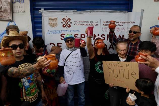 Pulquerias Protest Closure Of Pulquerias In Mexico City Pulqueros protest by drinking pulque outside the La Paloma Azul pulqueria in Mexico City, Mexico, after authorities order the suspension of operations at the establishment, in addition to the closure of other pulquerias in the capital. Those affected claim that the measure is applied indiscriminately, affecting businesses that, in many cases, operate legally and have years of tradition in the city. Pulque is an alcoholic beverage of pre-Hispanic origin. It is obtained from the leaves of the maguey plant and is made from the fermentation of mucilage, popularly known as aguamiel, on March 25, 2025. Mexico City Mexico City Mexico  Copyright: xGerardoxVieyrax originalFilename: vieyra-notitle250325_np7Gk.jpg