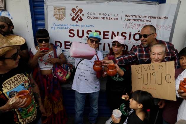 Pulquerias Protest Closure Of Pulquerias In Mexico City Pulqueros protest by drinking pulque outside the La Paloma Azul pulqueria in Mexico City, Mexico, after authorities order the suspension of operations at the establishment, in addition to the closure of other pulquerias in the capital. Those affected claim that the measure is applied indiscriminately, affecting businesses that, in many cases, operate legally and have years of tradition in the city. Pulque is an alcoholic beverage of pre-Hispanic origin. It is obtained from the leaves of the maguey plant and is made from the fermentation of mucilage, popularly known as aguamiel, on March 25, 2025. Mexico City Mexico City Mexico  Copyright: xGerardoxVieyrax originalFilename: vieyra-notitle250325_npd3n.jpg