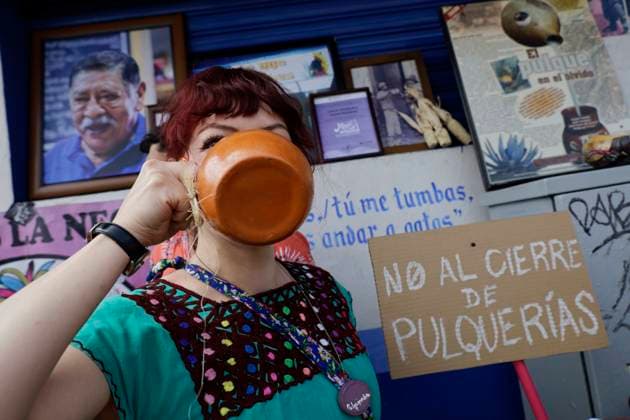 Pulquerias Protest Closure Of Pulquerias In Mexico City Pulqueros protest by drinking pulque outside the La Paloma Azul pulqueria in Mexico City, Mexico, after authorities order the suspension of operations at the establishment, in addition to the closure of other pulquerias in the capital. Those affected claim that the measure is applied indiscriminately, affecting businesses that, in many cases, operate legally and have years of tradition in the city. Pulque is an alcoholic beverage of pre-Hispanic origin. It is obtained from the leaves of the maguey plant and is made from the fermentation of mucilage, popularly known as aguamiel, on March 25, 2025. Mexico City Mexico City Mexico  Copyright: xGerardoxVieyrax originalFilename: vieyra-notitle250325_npOfC.jpg